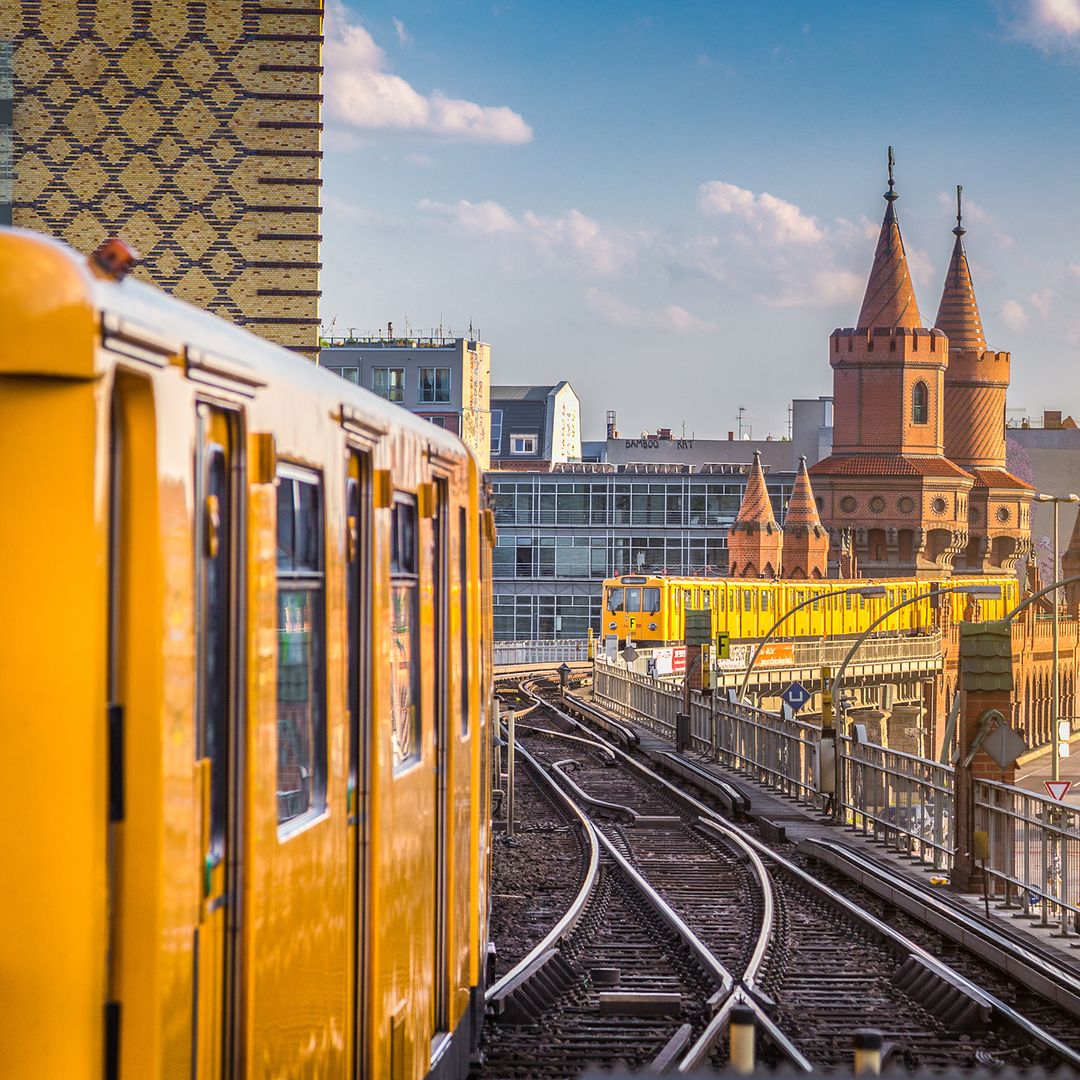 Eine U-Bahn von Berlin die gerade auf einer Brücke fährt.