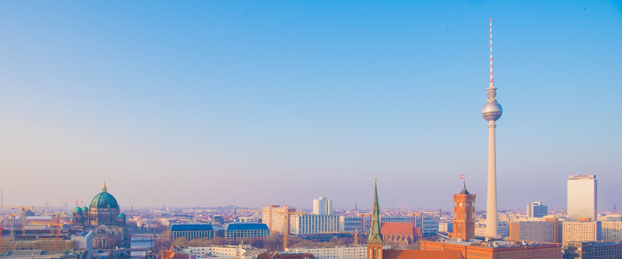 Eine Aufnahme von einer Berliner Skyline wo alle Sehenswürdigkeiten zu sehen sind.