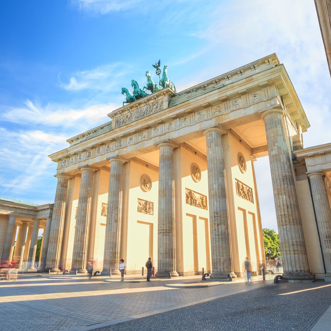 Das Berliner Brandenburger Tor mit blauen Himmel im Hintergrund.